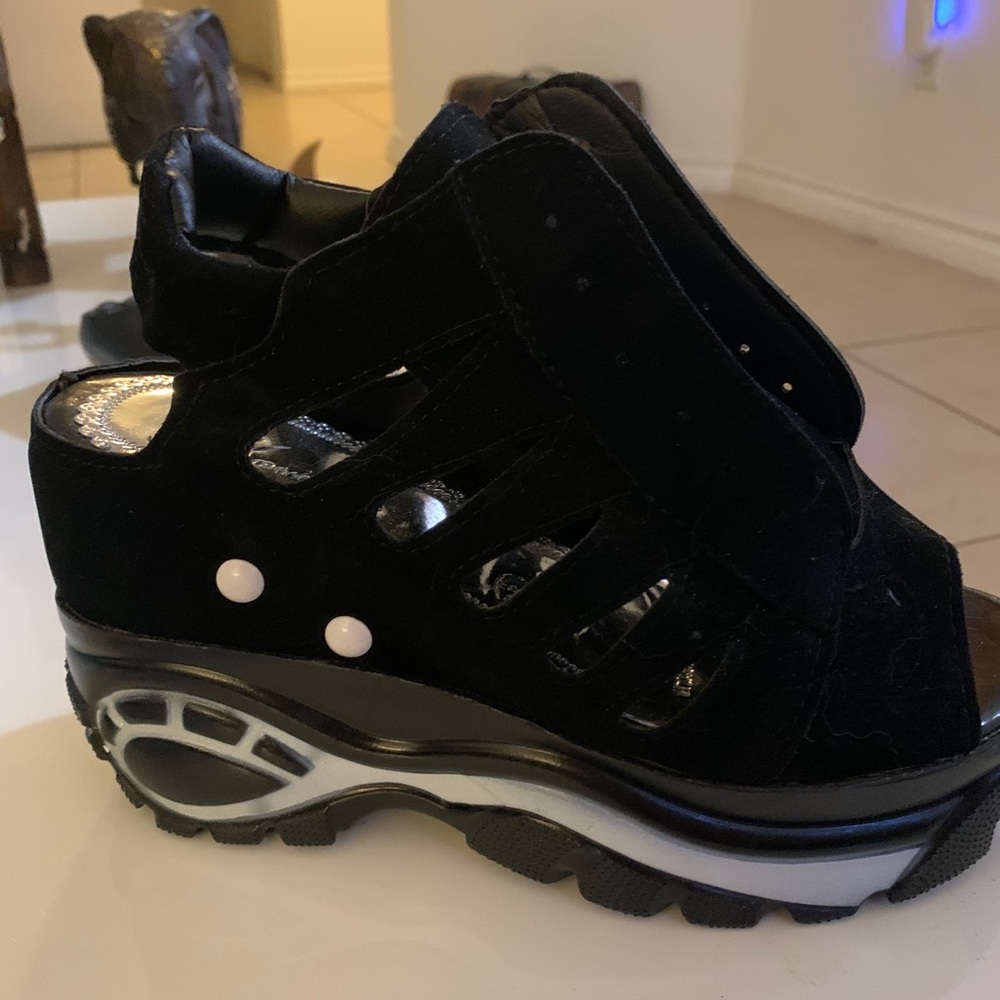COPY - Black shoes platform